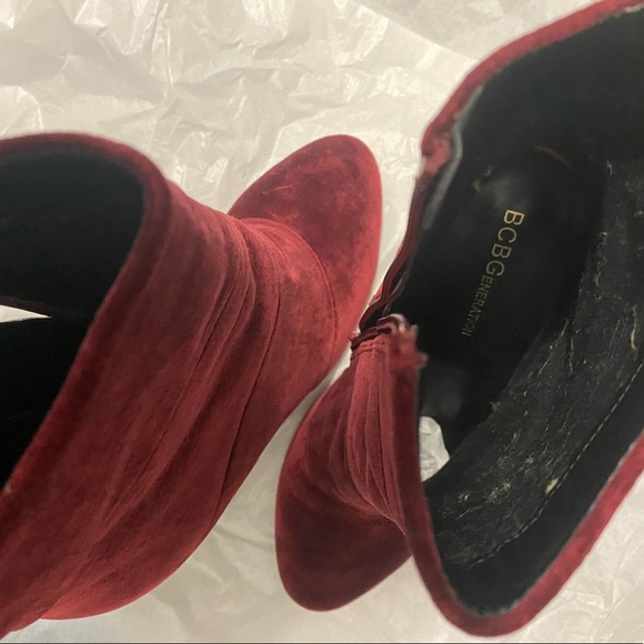 BCBG Generation Women's Velvet Burgundy Ankle Heeled Boots 7 Round Toe Booties. - Picture 6 of 7